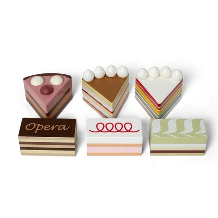 Cake plakken en gebakjes op dienblad