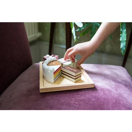 Cake plakken en gebakjes op dienblad