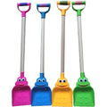 Basic Plastic Schep Kikker Met Houten Steel 76Cm Default Title Strandsets/Emmersets Joy&Bloom